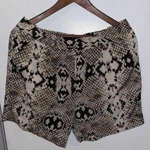 Worthington Modern Fit Snake print short. Color: Snake print/Black/White. Size:8